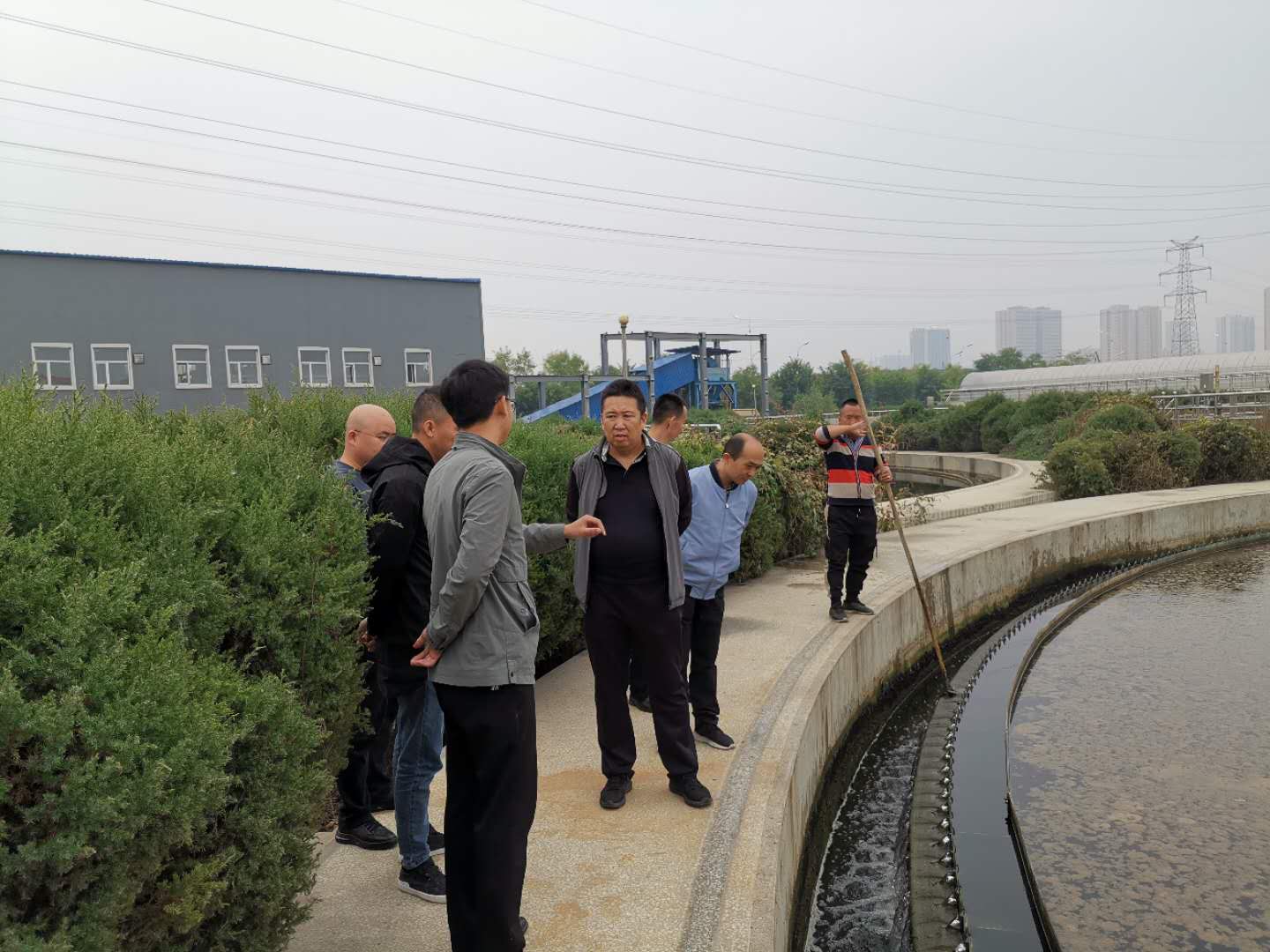 公司總經(jīng)理王建人在供水、污水生產(chǎn)一線開展風(fēng)險隱患排查 (2).jpg